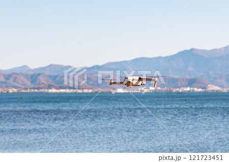 飛行中のドローン 121723451