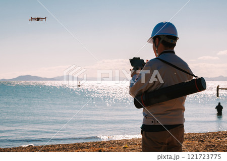 ドローンを使った測量をする作業員 ドローンを使った測量をする作業員 121723775
