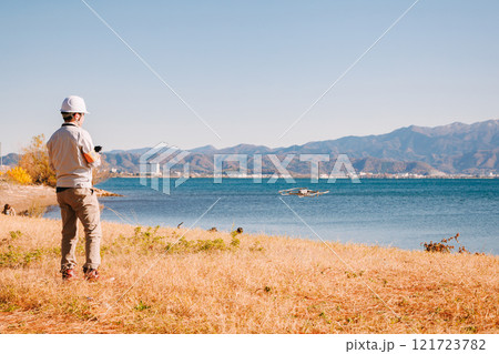 ドローンを飛ばす作業員 121723782