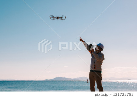 ドローンを使った測量をする作業員 ドローンを使った測量をする作業員 121723783