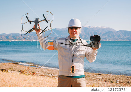 ドローンを飛ばす作業員 121723784
