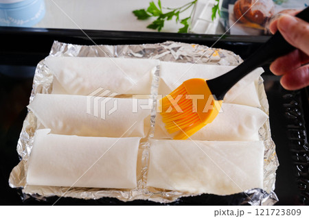春巻きの皮に油を塗る 121723809