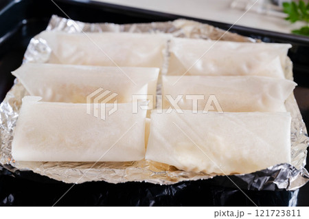油を塗った焼く前のカニクリーム春巻き 油を塗った焼く前のカニクリーム春巻き 121723811