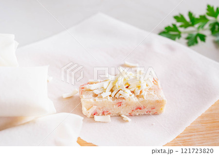 チーズ入り春巻きの皮で巻く冷凍カニクリームソース チーズ入り春巻きの皮で巻く冷凍カニクリームソース 121723820