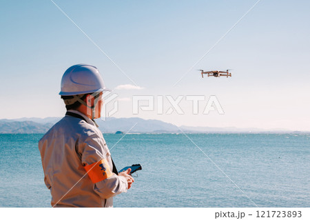 ドローンを使った測量をする作業員 ドローンを使った測量をする作業員 121723893
