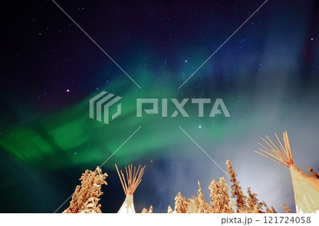 オーロラの見える景色、オーロラ鑑賞、自然現象 オーロラの見える景色、オーロラ鑑賞、自然現象 121724058