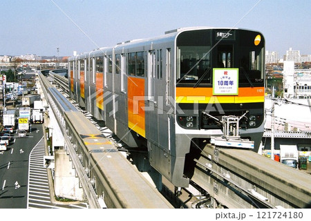 多摩センターへ向けて走行する多摩都市モノレール1000系 121724180