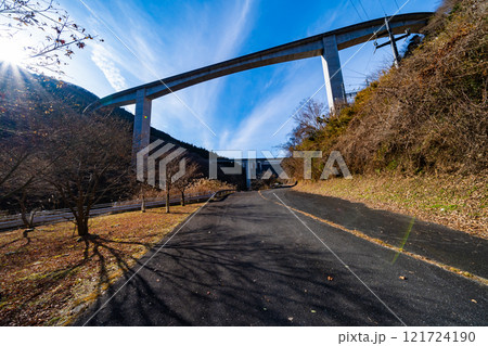 暖かい日差しを浴びる秩父のループ橋 暖かい日差しを浴びる秩父のループ橋 121724190