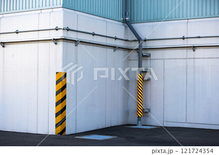 物流倉庫外壁の雨樋カバー 121724354