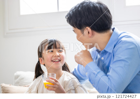 会話する父と娘 121724427