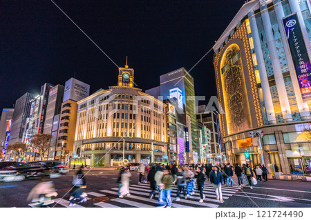 日本の東京都市景観コロ5年公表から…大晦日。外国人観光客らで賑わう銀座。新時代へ希望の光…＝31日 121724490