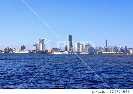 横浜市、大黒埠頭より眺めるみなとみらいと富士山の遠景 横浜市、大黒埠頭より眺めるみなとみらいと富士山の遠景 121724648