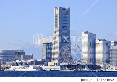 横浜市、大黒埠頭より眺めるみなとみらいと富士山の遠景 横浜市、大黒埠頭より眺めるみなとみらいと富士山の遠景 121724652