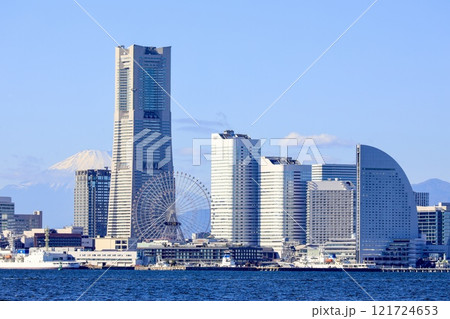 横浜市、大黒埠頭より眺めるみなとみらいと富士山の遠景 121724653