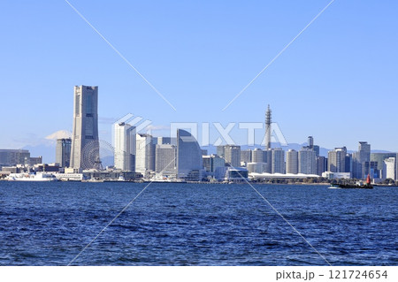横浜市、大黒埠頭より眺めるみなとみらいと富士山の遠景 横浜市、大黒埠頭より眺めるみなとみらいと富士山の遠景 121724654