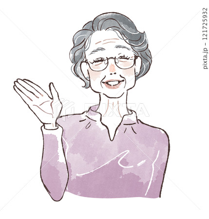 パーマヘアのシニア女性笑顔で案内ポーズ 121725932