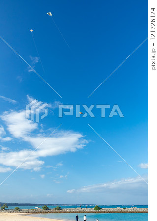 沖縄の綺麗な青空、青い海、ビーチでの冬の凧揚げ(洋凧・カイト) 121726124