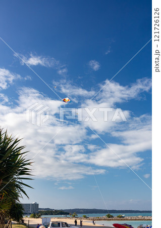 沖縄の綺麗な青空、青い海、ビーチでの冬の凧揚げ(洋凧・カイト) 沖縄の綺麗な青空、青い海、ビーチでの冬の凧揚げ(洋凧・カイト) 121726126