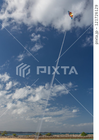 沖縄の綺麗な青空、青い海、ビーチでの冬の凧揚げ(洋凧・カイト) 沖縄の綺麗な青空、青い海、ビーチでの冬の凧揚げ(洋凧・カイト) 121726129