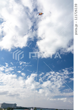 沖縄の綺麗な青空、青い海、ビーチでの冬の凧揚げ(洋凧・カイト) 沖縄の綺麗な青空、青い海、ビーチでの冬の凧揚げ(洋凧・カイト) 121726139