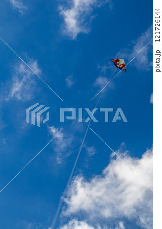 沖縄の綺麗な青空、青い海、ビーチでの冬の凧揚げ(洋凧・カイト) 121726144