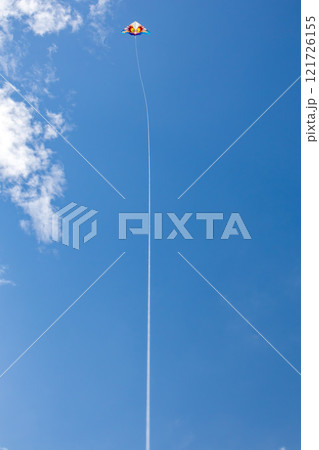 沖縄の綺麗な青空、青い海、ビーチでの冬の凧揚げ(洋凧・カイト) 沖縄の綺麗な青空、青い海、ビーチでの冬の凧揚げ(洋凧・カイト) 121726155