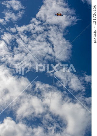 沖縄の綺麗な青空、青い海、ビーチでの冬の凧揚げ(洋凧・カイト) 121726156