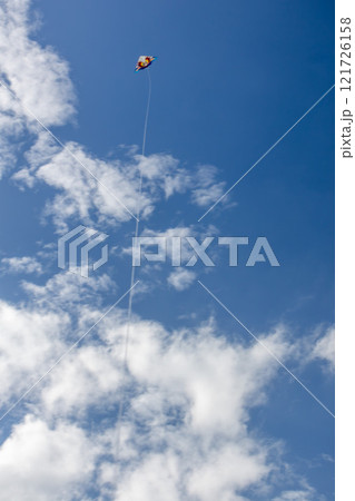 沖縄の綺麗な青空、青い海、ビーチでの冬の凧揚げ(洋凧・カイト) 沖縄の綺麗な青空、青い海、ビーチでの冬の凧揚げ(洋凧・カイト) 121726158