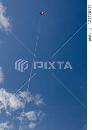 沖縄の綺麗な青空、青い海、ビーチでの冬の凧揚げ(洋凧・カイト) 121726159