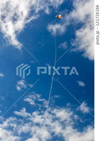 沖縄の綺麗な青空、青い海、ビーチでの冬の凧揚げ(洋凧・カイト) 121726166