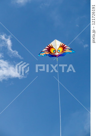 沖縄の綺麗な青空、青い海、ビーチでの冬の凧揚げ(洋凧・カイト) 沖縄の綺麗な青空、青い海、ビーチでの冬の凧揚げ(洋凧・カイト) 121726191