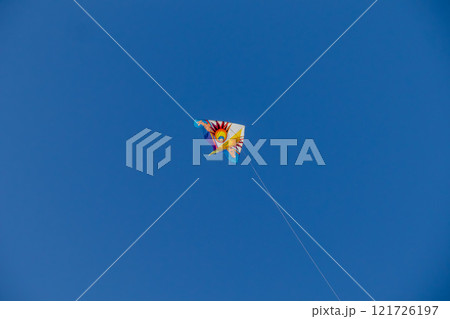 沖縄の綺麗な青空、青い海、ビーチでの冬の凧揚げ(洋凧・カイト) 沖縄の綺麗な青空、青い海、ビーチでの冬の凧揚げ(洋凧・カイト) 121726197