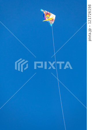 沖縄の綺麗な青空、青い海、ビーチでの冬の凧揚げ(洋凧・カイト) 121726198