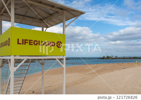 沖縄の青い空と青い海、ビーチの安全を守る監視台 121726826
