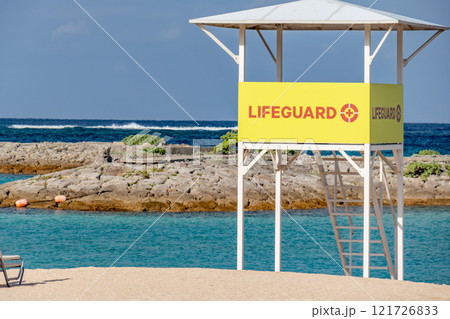 沖縄の青い空と青い海、ビーチの安全を守る監視台 121726833