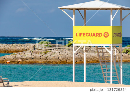 沖縄の青い空と青い海、ビーチの安全を守る監視台 121726834