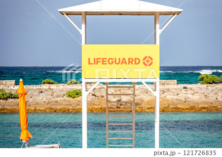 沖縄の青い空と青い海、ビーチの安全を守る監視台 121726835