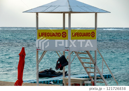 沖縄の青い空と青い海、ビーチの安全を守る監視台 121726838