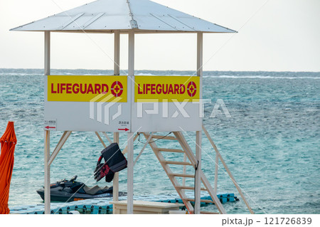 沖縄の青い空と青い海、ビーチの安全を守る監視台 121726839