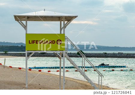 沖縄の青い空と青い海、ビーチの安全を守る監視台 沖縄の青い空と青い海、ビーチの安全を守る監視台 121726841