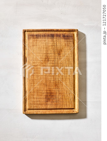empty wooden cutting board 121727050