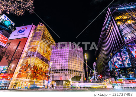 日本の東京都市景観コロ5年公表から…大晦日。観光客らで賑わう数寄屋橋交差点。いざ、新時代へ…＝31日 121727498