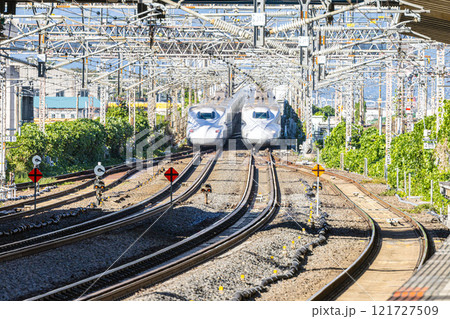 すれ違う新幹線　米原駅 121727509