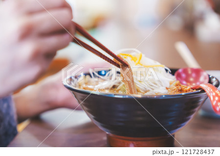 おいしいラーメンを食べてしあわせな若い女性 おいしいラーメンを食べてしあわせな若い女性 121728437