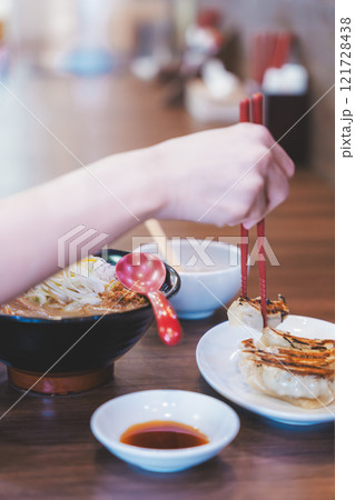 おいしいラーメンを食べてしあわせな若い女性 121728438