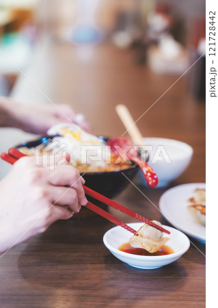 餃子をほおばる若い女性 餃子をほおばる若い女性 121728442