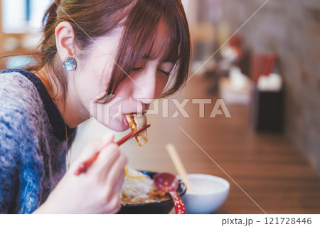 餃子をほおばる若い女性 餃子をほおばる若い女性 121728446