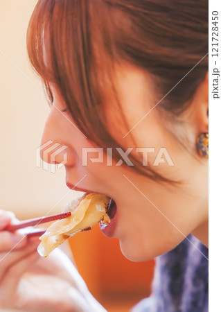 餃子をほおばる若い女性 餃子をほおばる若い女性 121728450