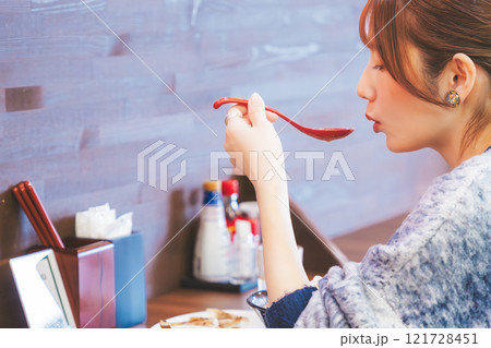 おいしいラーメンを食べてしあわせな若い女性 121728451