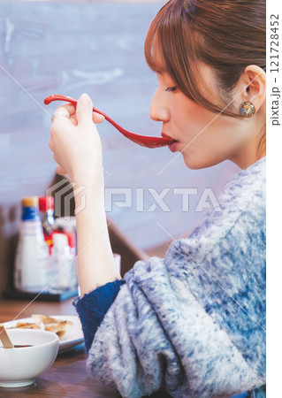 おいしいラーメンを食べてしあわせな若い女性 おいしいラーメンを食べてしあわせな若い女性 121728452